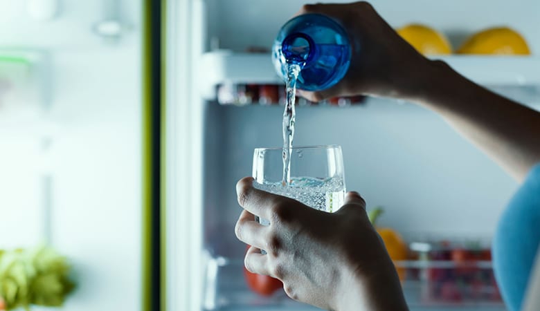 Uống nước uống đóng bình liệu có tốt không?